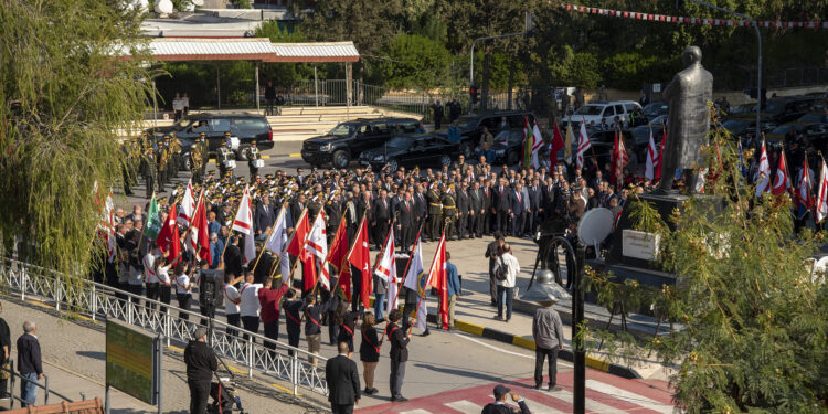 KKTC’nin kuruluşunun 39’uncu yıl dönümü törenlerle kutlanıyor..Lefkoşa Atatürk Anıtı’nda tören düzenlendi