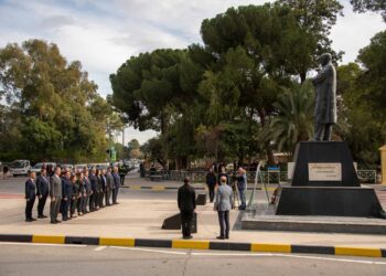 Öğretmen Günü dolayısıyla Atatürk Anıtı’na çelenk sunuldu