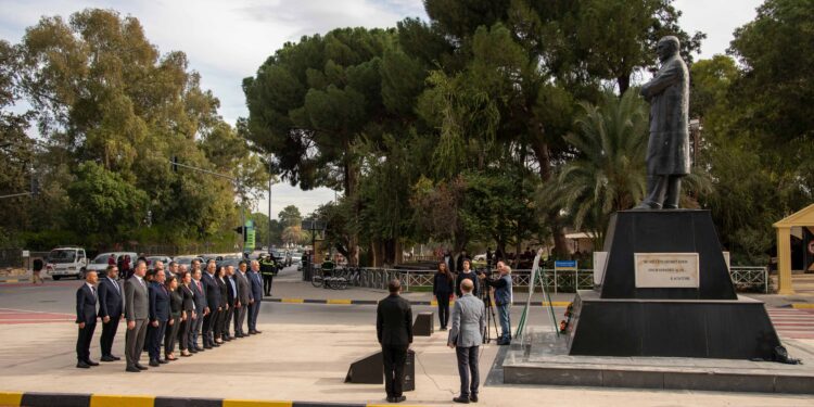 Öğretmen Günü dolayısıyla Atatürk Anıtı’na çelenk sunuldu