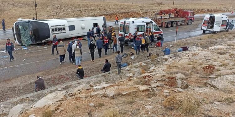Göçmenleri taşıyan otobüs devrildi: 2 kişi öldü 40 kişi yaralandı