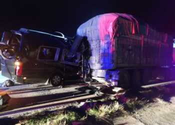 Tiyatrocuları taşıyan minibüs TIR’a çarptı! 3 ölü, 8 yaralı