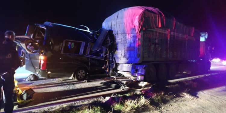 Tiyatrocuları taşıyan minibüs TIR’a çarptı! 3 ölü, 8 yaralı