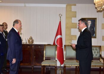 T.C. Lefkoşa Büyükelçisi Feyzioğlu, Cumhurbaşkanı Tatar’a güven mektubunu sundu