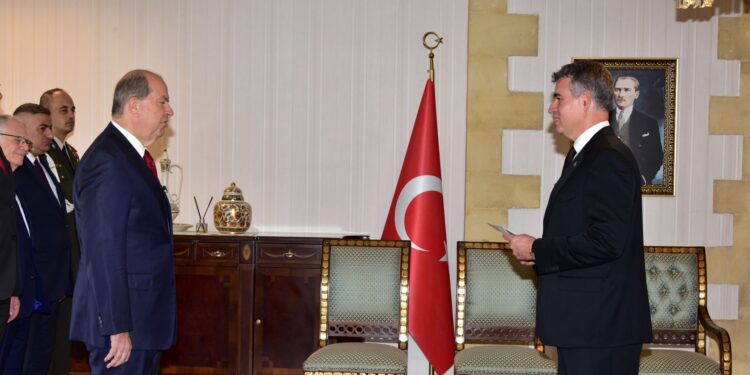 T.C. Lefkoşa Büyükelçisi Feyzioğlu, Cumhurbaşkanı Tatar’a güven mektubunu sundu