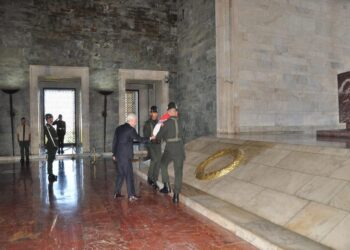 KKTC’nin Ankara Büyükelçisi Korukoğlu, Anıtkabir’i ziyaret etti