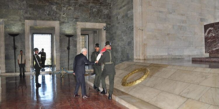 KKTC’nin Ankara Büyükelçisi Korukoğlu, Anıtkabir’i ziyaret etti