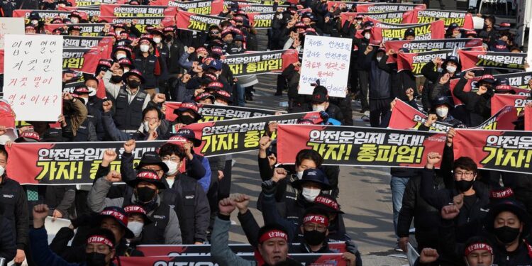 Güney Kore’de tır şoförleri yeniden greve gitti