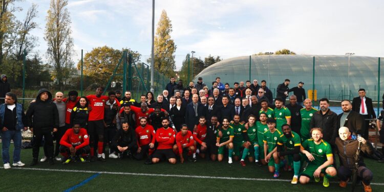 Cumhurbaşkanı Tatar, İngiltere Türk Toplumu Futbol Federasyonu ligi futbolcularıyla buluştu