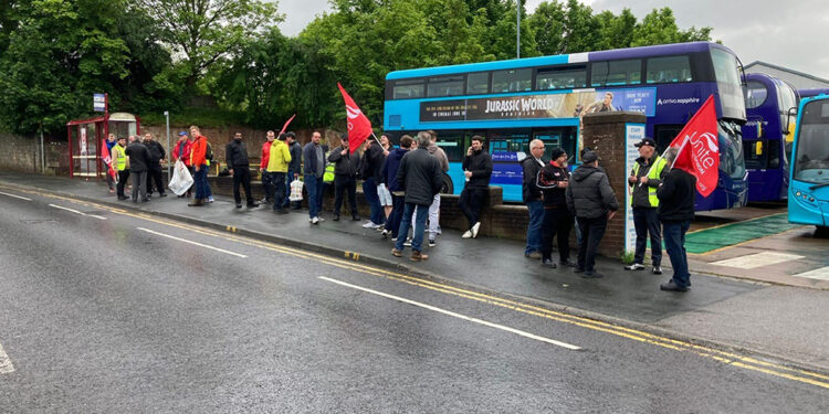 İngiltere’de otobüs şoförleri greve gitti