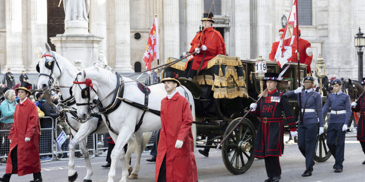 “London Mayor’s Show” geçit töreni renkli gösterilere sahne oldu