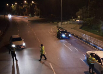 Trafik Polisi denetimlerinde; Toplam 291 araç sürücüsü rapor edildi, 18 araç trafikten men edildi