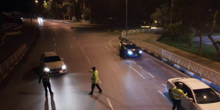 Trafik Polisi denetimlerinde; Toplam 291 araç sürücüsü rapor edildi, 18 araç trafikten men edildi