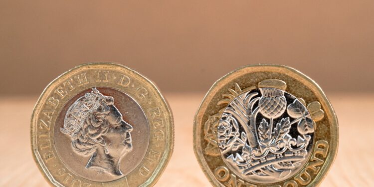 Sterlin 22,28 liradan, euro 19,42 liradan işlem görüyor