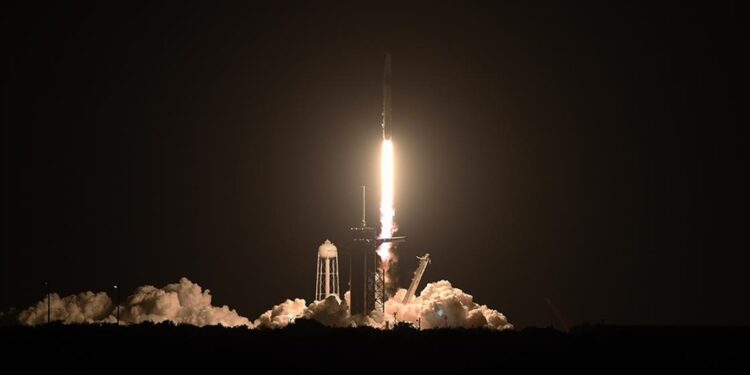 SpaceX Falcon 9 uzaya fırlatıldı
