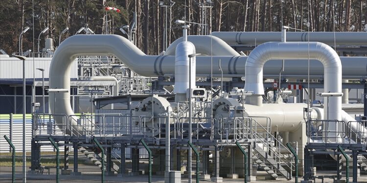 Rusya ile Çin enerji sevkiyatı ödemelerinde ulusal paraya geçiyor