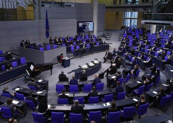 Almanya nükleer santrallerin kapatılmasını erteledi