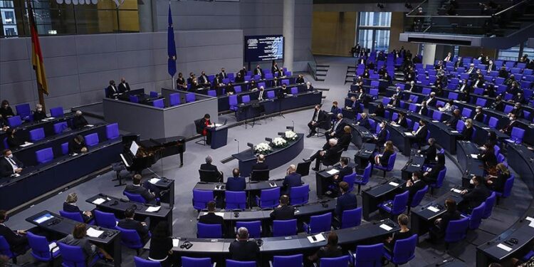Almanya nükleer santrallerin kapatılmasını erteledi