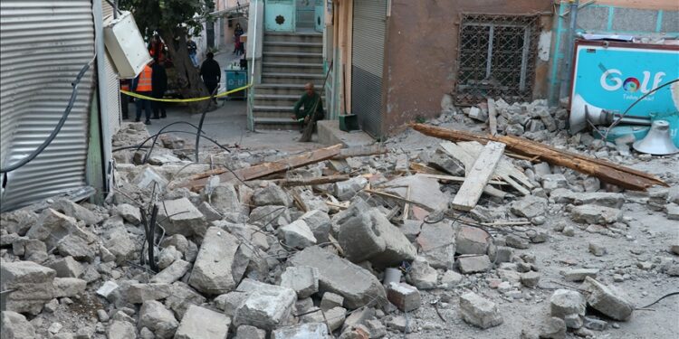 Koca: “İzmir’deki depremden panik sebebiyle 64 kişi etkilendi, 1’i ağır 7 kişinin tedavisi sürüyor”