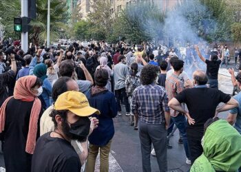 İran’daki protestolar sırasında göstericiler ve polise ateş açıldı: 7 kişi öldü