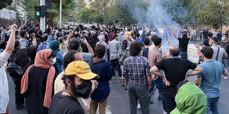 İran’daki protestolar sırasında göstericiler ve polise ateş açıldı: 7 kişi öldü