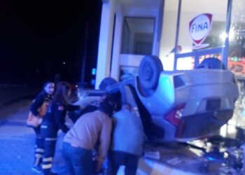 Lefkoşa’da alkollü sürücünün yaptığı kazada araç defalarca çarparak tavanı üzerinde durabildi