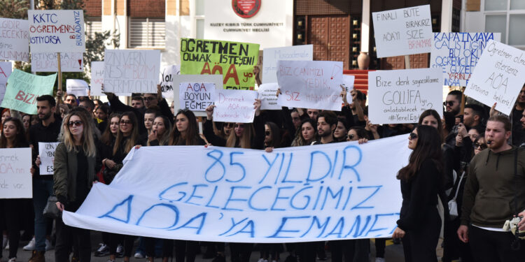 AÖA öğrencileri Meclis önüne yürüdü