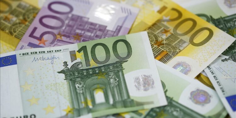 Euro 19,69 liradan, sterlin 22,88 liradan işlem görüyor