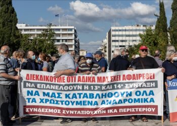 Yunanistan’da emekliler, maaşlarına zam talebiyle eylem yaptı