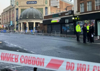Londra’da konser salonuna girmeye çalışırken ezilen 4 kişinin durumunun kritik olduğu bildirildi