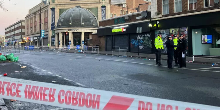Londra’da konser salonuna girmeye çalışırken ezilen 4 kişinin durumunun kritik olduğu bildirildi