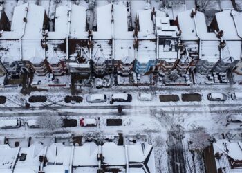 İngiltere’de yoğun kar yağışı hayatı felç etti