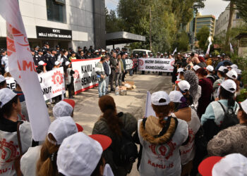 Kamu-İş, tencerede taş kaynattı