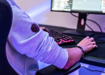 Ofis bilgisayarında 275 saat oyun oynayan Japon çalışana maaş kesintisi