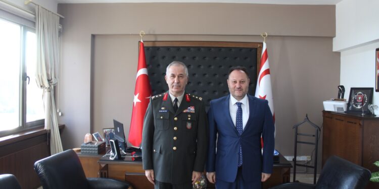 Barış Kuvvetleri Komutanı Öztürk, İçişleri Bakanı Öztürkler’i ziyaret etti