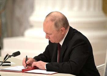 Putin LGBT propagandasına karşı yasayı onayladı