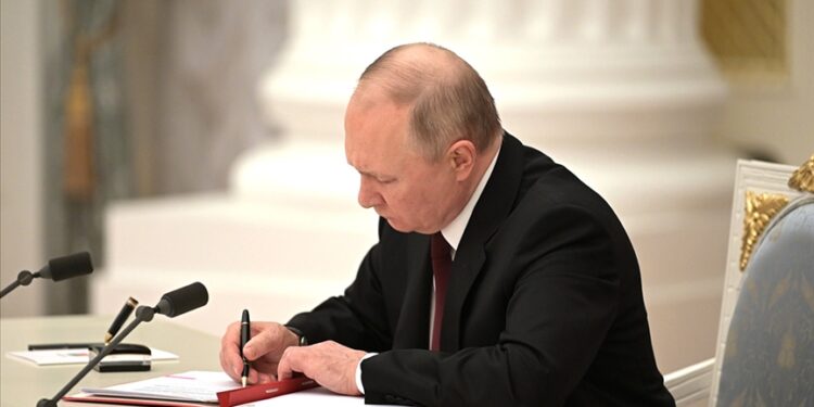 Putin LGBT propagandasına karşı yasayı onayladı