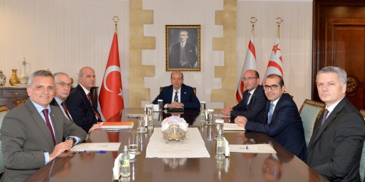 Cumhurbaşkanı Tatar, bankacılarla görüştü