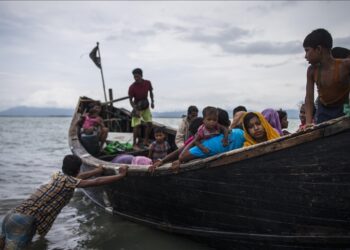 Myanmar’da batmak üzere olan mülteci teknesinden 154 Arakanlı kurtarıldı