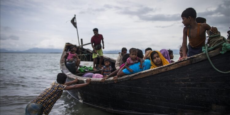 Myanmar’da batmak üzere olan mülteci teknesinden 154 Arakanlı kurtarıldı