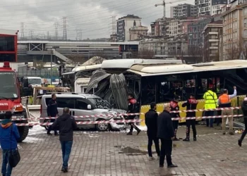 İstanbul’da tramvay ile İETT otobüsü çarpıştı: 4’ü ağır 19 yaralı