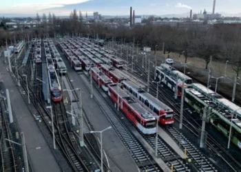 ALMANYA’DA 90 BİN TOPLU TAŞIMA İŞÇİSİ YAŞAMI DURDURDU