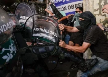 ARJANTİN’DE İŞÇİLER EKONOMİ POLİTİKALARINA KARŞI YENİDEN SOKAKTA