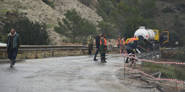 GEÇİTKÖY’DE ETKİLİ OLAN YAĞIŞ VE FIRTINANIN NEDEN OLDUĞU HASARLA İLGİLİ TESPİT ÇALIŞMALARI SÜRÜYOR