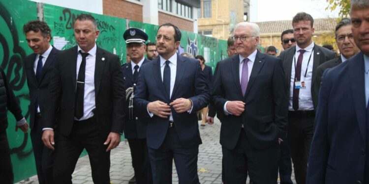 ALMANYA CUMHURBAŞKANI YEŞİL HAT BOYUNCA SOKAKLARI GEZDİ