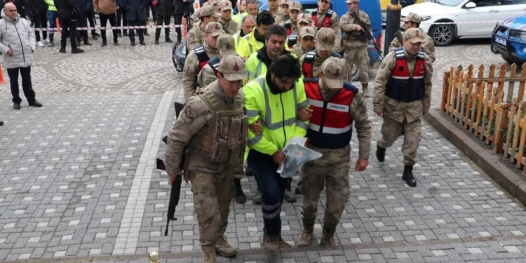 “ÇATLAK FARKEDİLİNCE KONTROL AMAÇLI GİDEN İŞÇİLER TOPRAK ALTINDA KALDILAR”