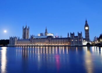 İNGİLİZ MİLLETVEKİLLERİ KIBRIS’A GELDİ