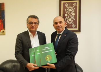 ERHÜRMAN’A “ŞEHİTLER ÖLMEZ ALBÜMÜNÜ” TAKDİM EDİLDİ