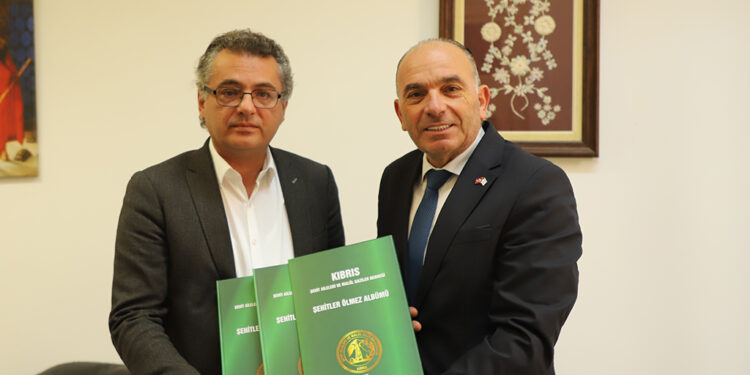 ERHÜRMAN’A “ŞEHİTLER ÖLMEZ ALBÜMÜNÜ” TAKDİM EDİLDİ