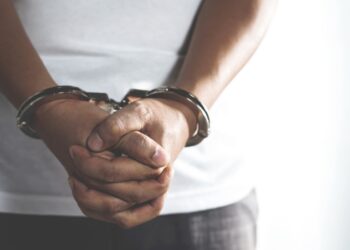 TRAFİK POLİSİNE KASTEN ÇARPIP YARALANMASINA SEBEP OLAN EHLİYETSİZ SÜRÜCÜ TUTUKLANDI