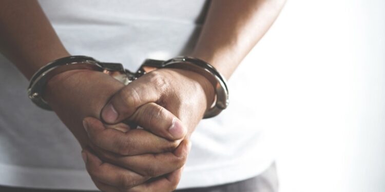 TRAFİK POLİSİNE KASTEN ÇARPIP YARALANMASINA SEBEP OLAN EHLİYETSİZ SÜRÜCÜ TUTUKLANDI